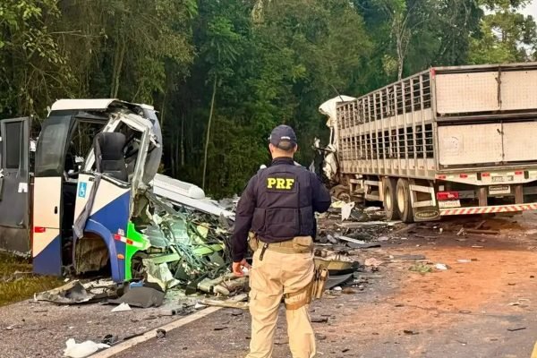 Acidente entre ônibus e caminhão mata 23 pessoas em estrada no Paraná