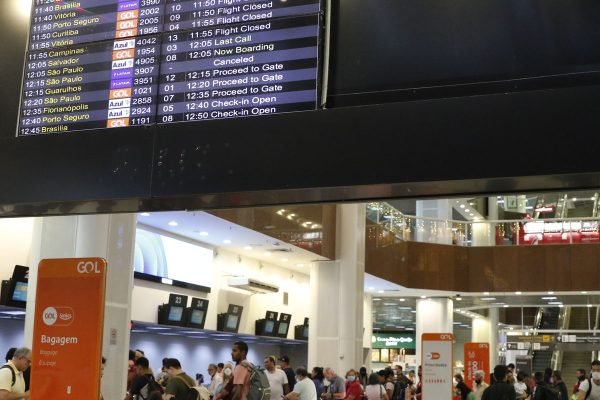 Aeroporto Santos Dumont é liberado para pousos e decolagens