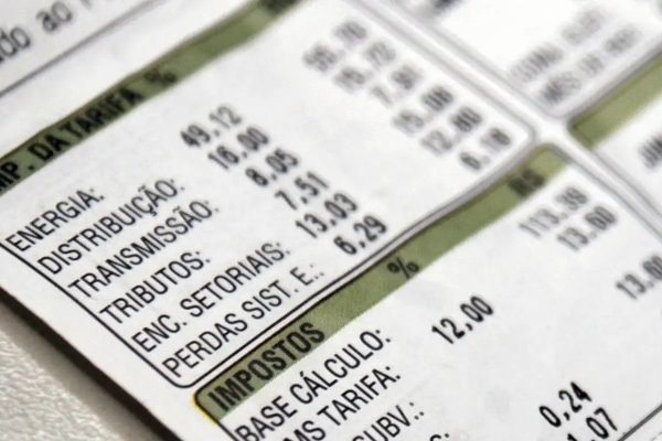 Aneel reduz bandeira para vermelha 1 na conta de luz em outubro