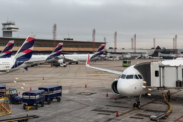 Anvisa atualiza regras de segurança sanitária para aviões e aeroportos