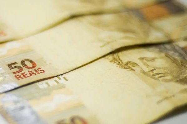 Arrecadação federal no ano supera 2024, apesar da queda em agosto