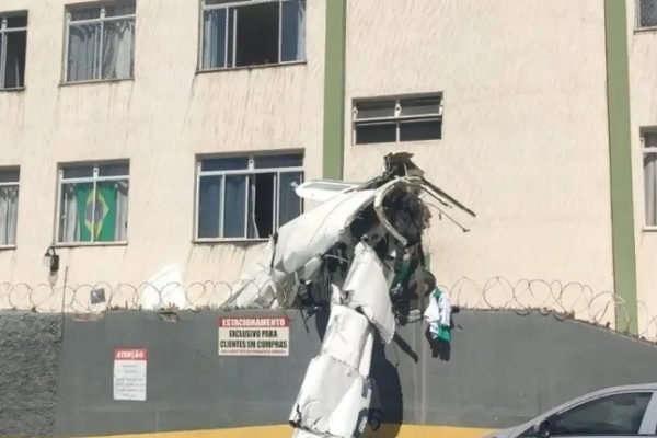 Avião de bimotor cai e bate em prédio em Belo Horizonte