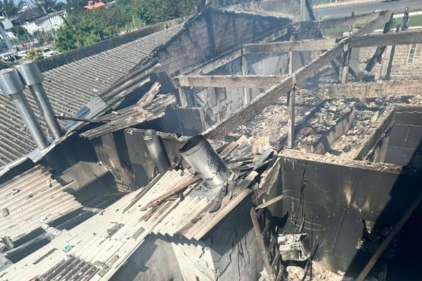 Avião de pequeno porte cai em Capão da Canoa sobre restaurante