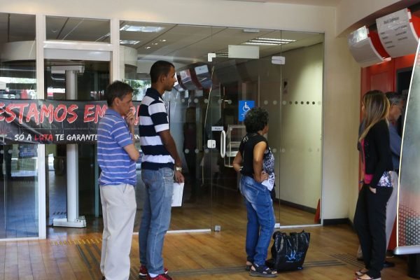 Bancários fazem paralisação nacional de 24 horas nesta quinta-feira