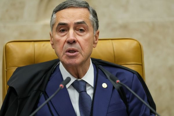 Barroso diz que STF deve avaliar reação contra sanções dos EUA