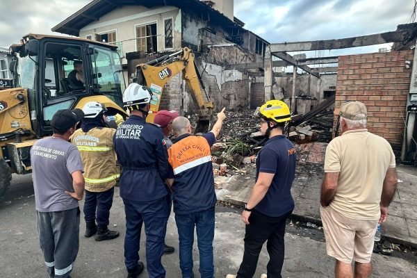 Bombeiros localizam quarta vítima da queda de avião no RS