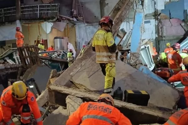 Bombeiros resgatam última vítima de escombros de lar de idosos em MG