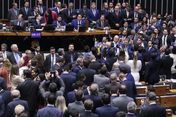 Câmara aprova urgência para projeto de anistia a golpistas