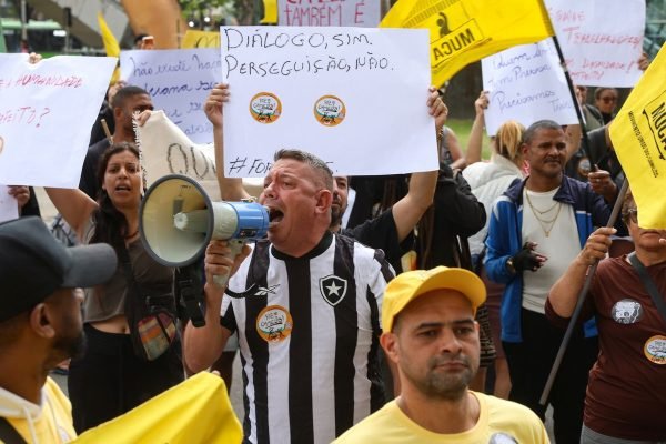 Camelôs protestam contra programa da prefeitura no Rio