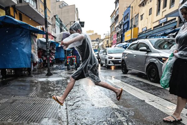 Chuva deve atingir todas as regiões no fim de semana, prevê Inmet 