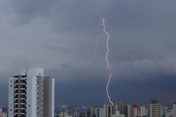 Chuva em SP provoca alagamentos e deixa zona leste em estado de alerta