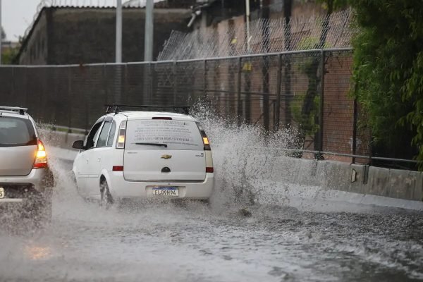 Chuvas no Rio de Janeiro deixam um morto em Angra dos Reis