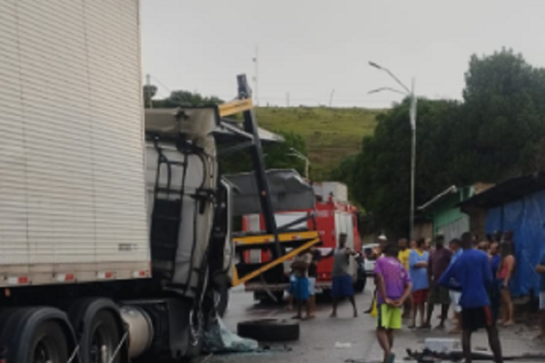 Colisao-entre-duas-carretas-e-uma-ambulancia-e-registrada-na-BR-101-em-Laje.png