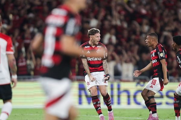 Com direito a gol relâmpago, Flamengo derrota Estudiantes no Maracanã