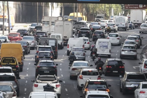 Com greve de ferroviários, usuários de trens enfrentam trânsito em SP