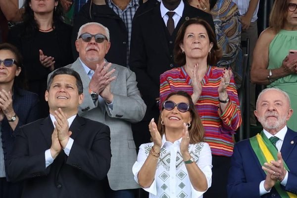 Começa o desfile cívico-militar do Dia da Independência em Brasília