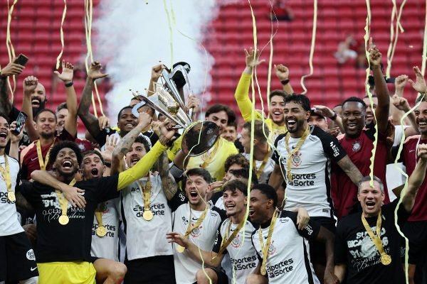 Corinthians vence Flamengo e é bicampeão da Supercopa Rei
