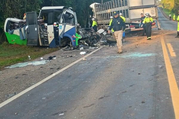 Corpos das vítimas de acidente no Paraná são retirados da pista
