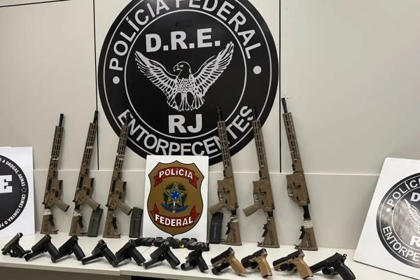 Em duas ações na Via Dutra, PF apreende 10 fuzis e 12 pistolas