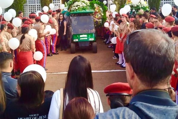 Enterro de jovem esfaqueado no DF é marcado por pedido de justiça