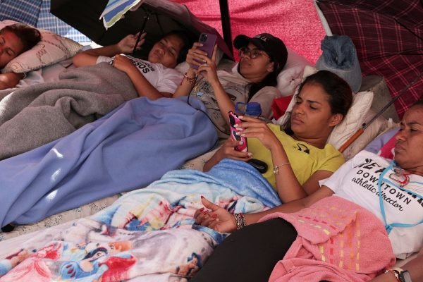 Familiares de presos políticos fazem greve de fome em Caracas