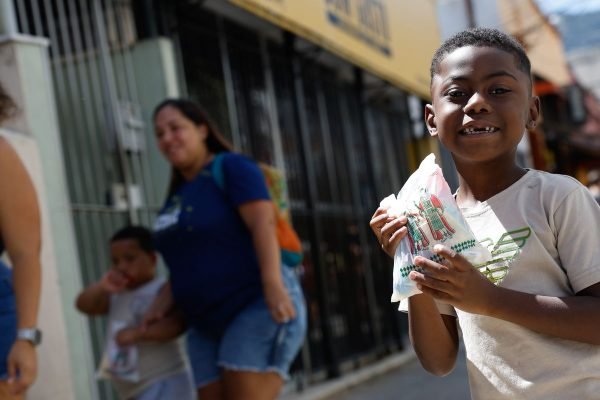 Fé e alegria marcam o dia de Cosme e Damião no Rio de Janeiro