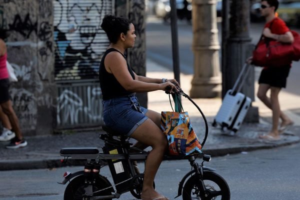 Fenômeno das bikes elétricas é tema do Caminhos da Reportagem