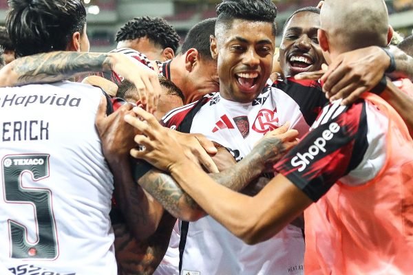 Flamengo goleia Sport e assume liderança do Campeonato Brasileiro