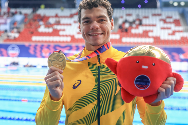 Gabriel Bandeira bate recorde no Mundial de natação de Singapura