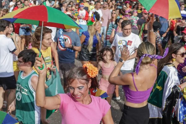 Galinho de Brasília honra a tradição do frevo e a paixão pelo futebol