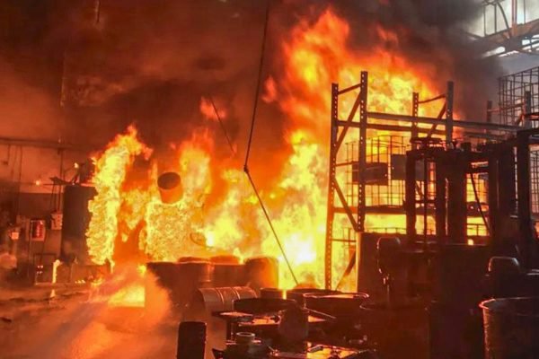 Grande incêndio atinge distribuidora de tintas em Diadema (SP)