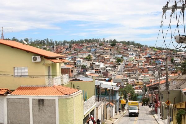 Habitantes de Perus, em SP, acusam fraude em audiência pública