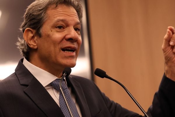 Haddad: atrelar votação da isenção do IR à da anistia é loucura