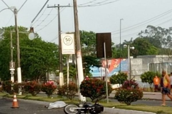 Homem-morre-apos-colidir-moto-em-poste-na-Av.-Getulio-Vargas-em-Cruz-das-Almas--e1666275822100.jpg