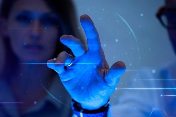 IA acelera desinformação e ameaça democracias, alerta pesquisa