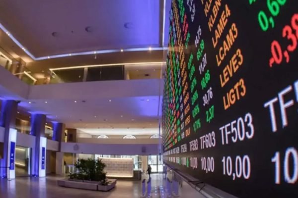 Ibovespa renova recorde e supera 175 mil pontos com capital externo
