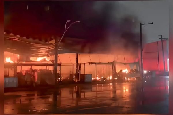 Incêndio atinge pavilhão de frutas no Ceagesp; não há vítimas