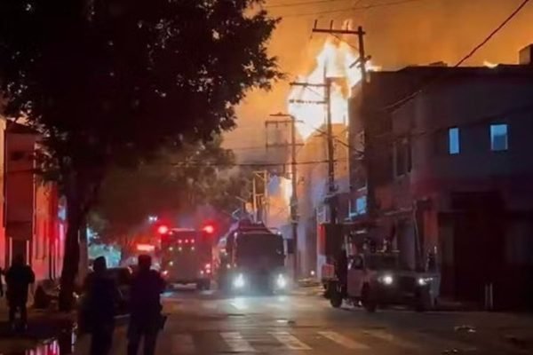 Incêndio de grandes proporções atinge fábrica no Brás, em São Paulo