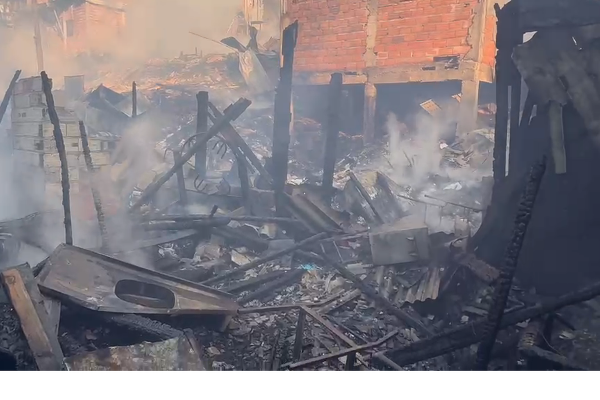 Incêndio destrói moradias na comunidade de Paraisópolis em São Paulo