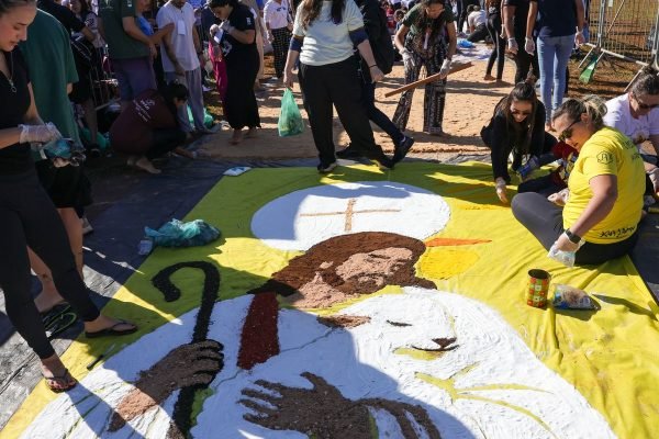 Jovens no DF se unem por tapetes de Corpus Christi e “jejum” de telas