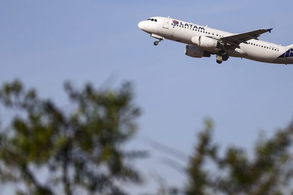 Latam anuncia compra de 24 aviões da Embraer