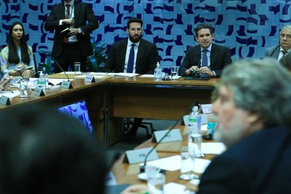 Líderes devem avaliar hoje isenção do IR até R$ 5 mil, diz Motta