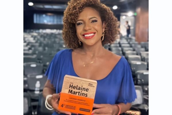 Luciana Barreto é homenageada no 4º Prêmio MOL de Jornalismo