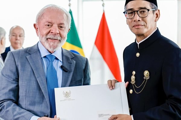 Lula recebe credenciais de nove novos embaixadores