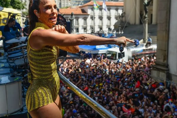 Mais de 500 mil foliões acompanham megabloco de Ivete Sangalo