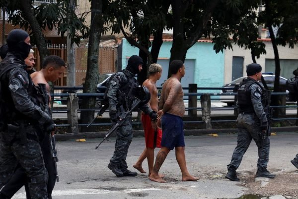 Mais dez policiais são denunciados por crimes na Operação Contenção