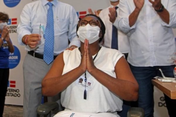 Maria-Angelica-primeira-baiana-vacinada-em-2021-Foto-Camila-Souza-GOVBA-696x464-1-e1642617883925.jpeg