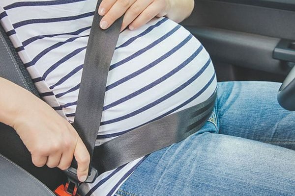 Médicos alertam para cuidados no volante durante gestação e puerpério