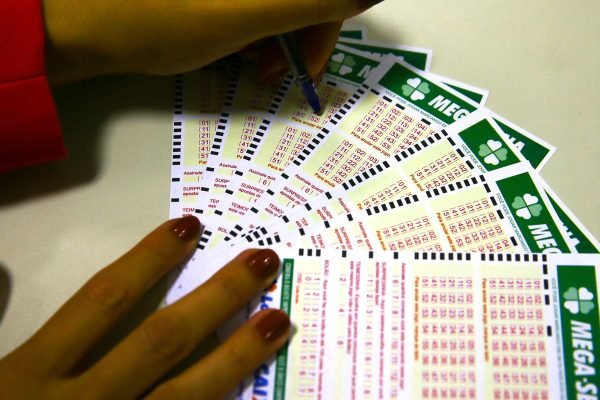 Mega 30 anos sorteia prêmio especial de R$ 300 milhões neste domingo