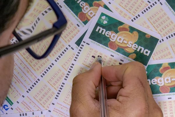 Mega-Sena acumula e prêmio principal vai para R$ 33 milhões
